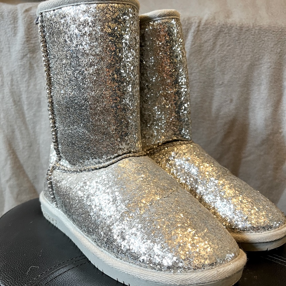 BearPaw winter boots, size 9, Silver sparkle (moon) boots!